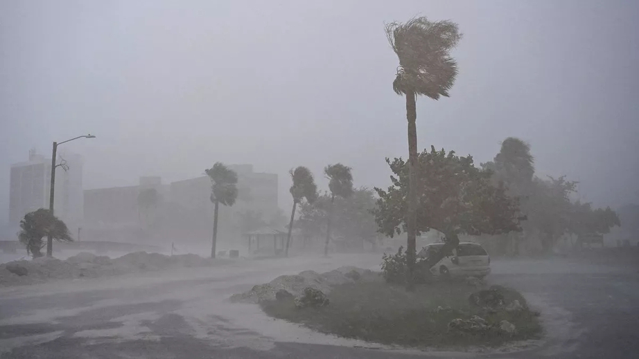 Siêu bão Milton đổ bộ Florida, gây mưa lớn khủng khiếp "1000 năm có 1"- Ảnh 1. Siêu bão Milton đổ bộ Florida, gây mưa lớn khủng khiếp "1000 năm có 1"- Ảnh 1.