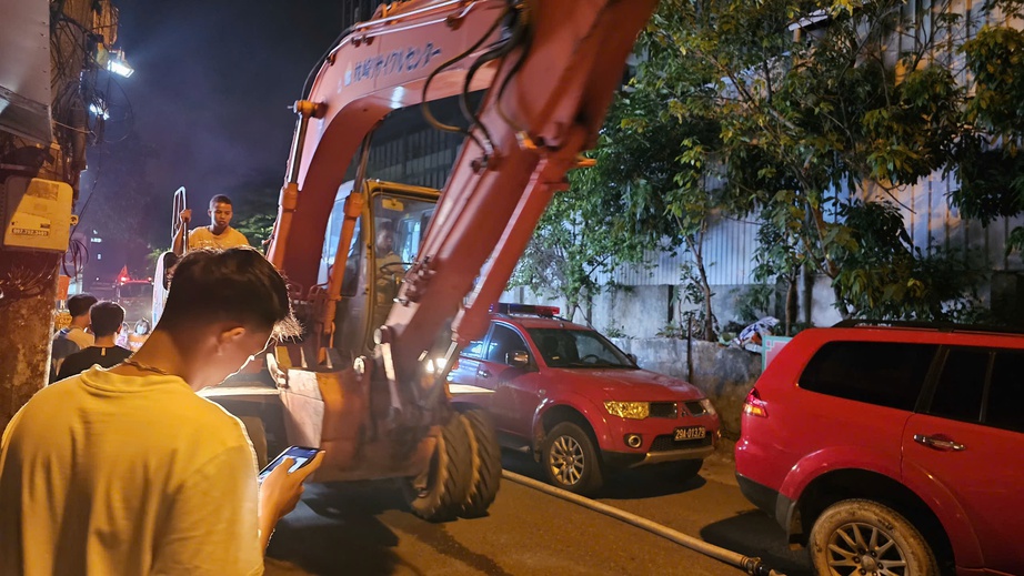 Hà Nội: Người dân lao vào khu xưởng cháy trong đêm để cứu tài sản, hàng hóa- Ảnh 6.