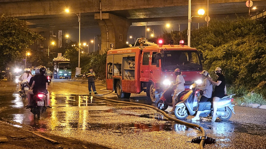 Hà Nội: Người dân lao vào khu xưởng cháy trong đêm để cứu tài sản, hàng hóa- Ảnh 4.