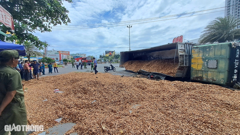 Xe tải chở dăm gỗ lật khiến 3 người tử vong ở Quy Nhơn có còn hạn kiểm định?- Ảnh 1.