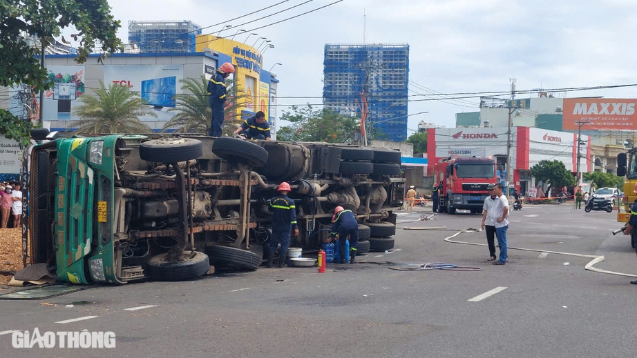 Xe tải chở dăm gỗ lật khiến 3 người tử vong ở Quy Nhơn có còn hạn kiểm định?- Ảnh 2.