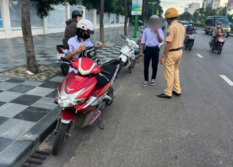 CSGT Bình Thuận phát hiện hàng trăm học sinh chưa đủ tuổi điều khiển xe máy đến trường- Ảnh 1.