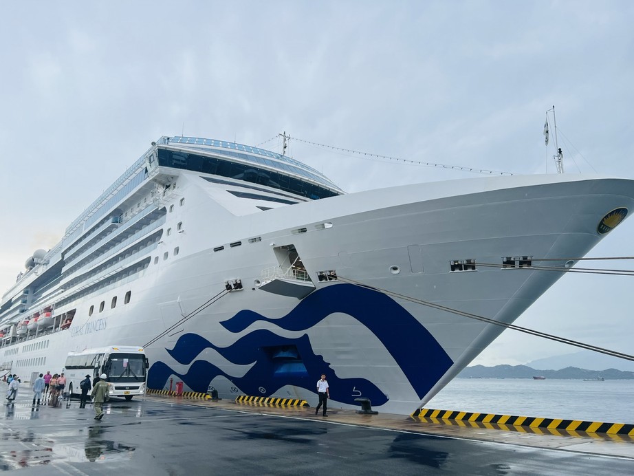 Tàu du lịch biển Coral Princess đưa 2.300 khách đến Cảng quốc tế Cam Ranh- Ảnh 1.