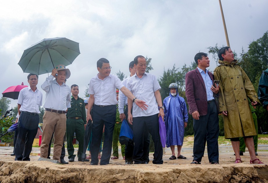 Cận cảnh đoạn bờ biển bị sạt lở nghiêm trọng đang khẩn cấp gia cố ở Huế- Ảnh 5.