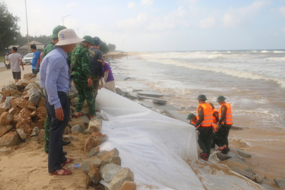 Cận cảnh đoạn bờ biển bị sạt lở nghiêm trọng đang khẩn cấp gia cố ở Huế- Ảnh 7.