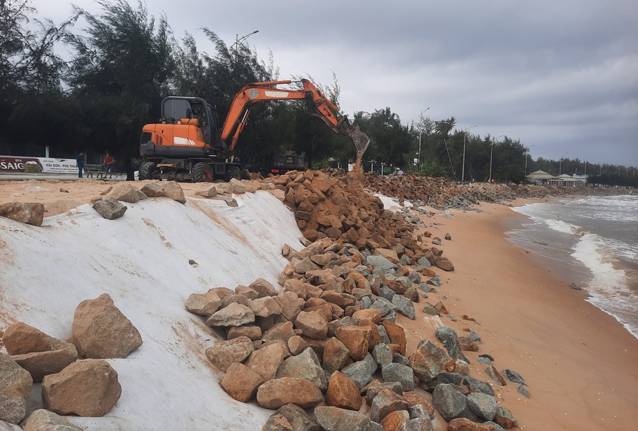 Cận cảnh đoạn bờ biển bị sạt lở nghiêm trọng đang khẩn cấp gia cố ở Huế- Ảnh 9.