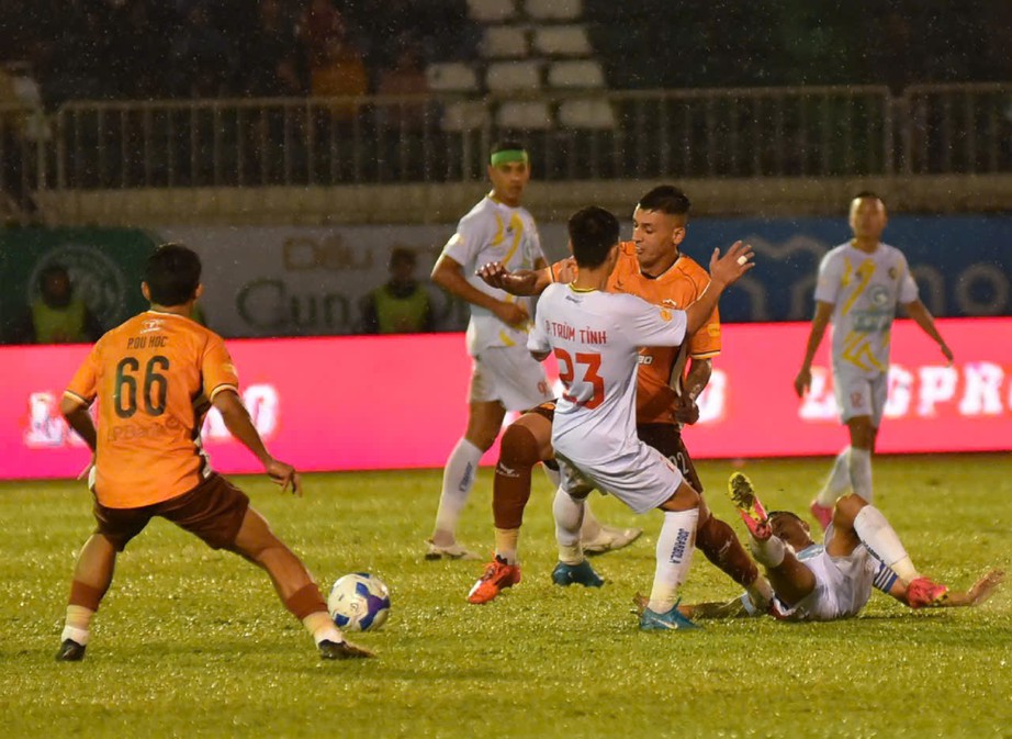 V-League: Nhận bàn thua phút 90+4, HAGL hụt chiến thắng trước Thanh Hóa - Ảnh 1.