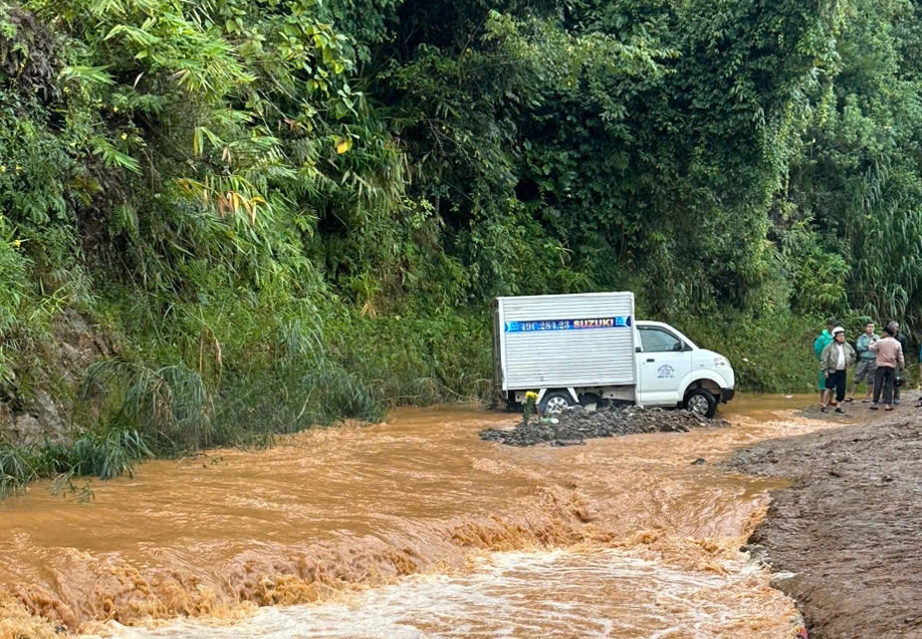 Tìm thấy thi thể tài xế xe tải bị nước lũ cuốn cách 20km- Ảnh 1.