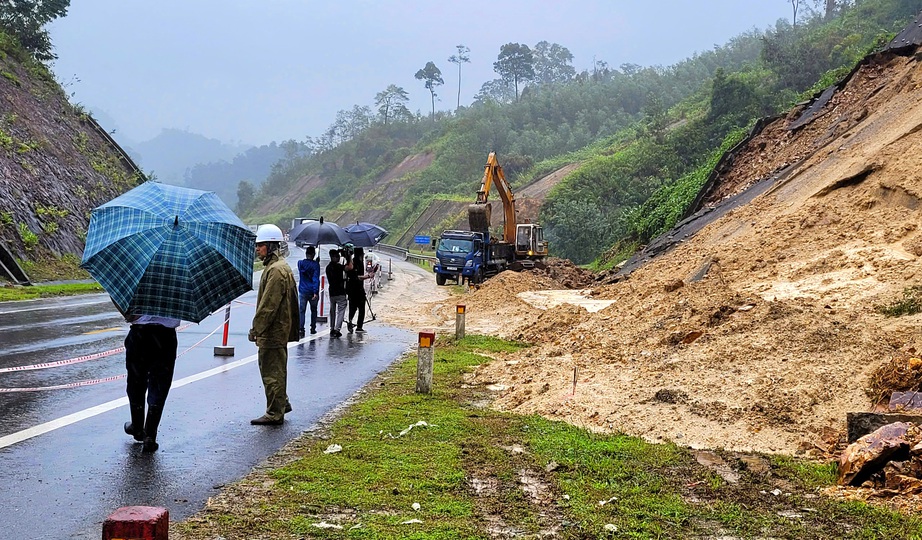 Đội mưa khắc phục sạt lở đường Hồ Chí Minh qua Đà Nẵng- Ảnh 1.