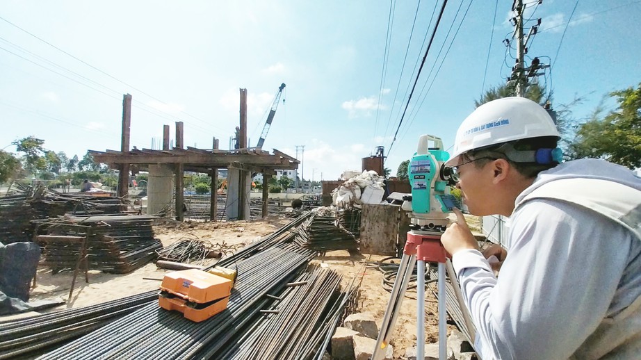 Nỗ lực GPMB, đẩy tiến độ thi công nâng tĩnh không cầu Hồng Ngự ở Đồng Tháp- Ảnh 3.