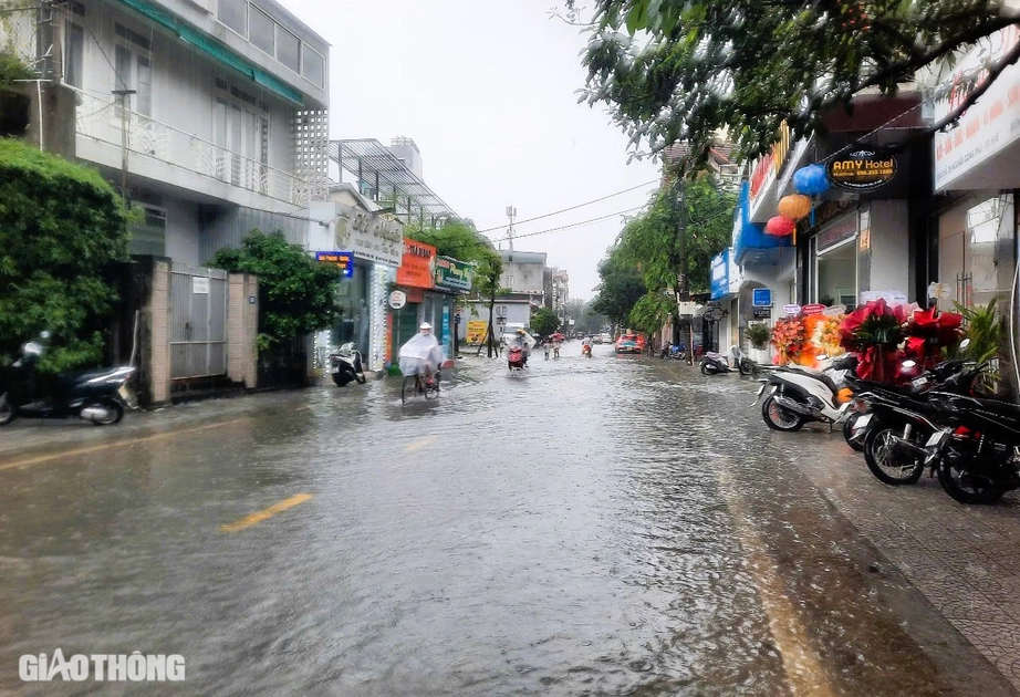 Nhiều tuyến đường TP Huế ngập sâu, người dân bì bõm lội nước- Ảnh 11.