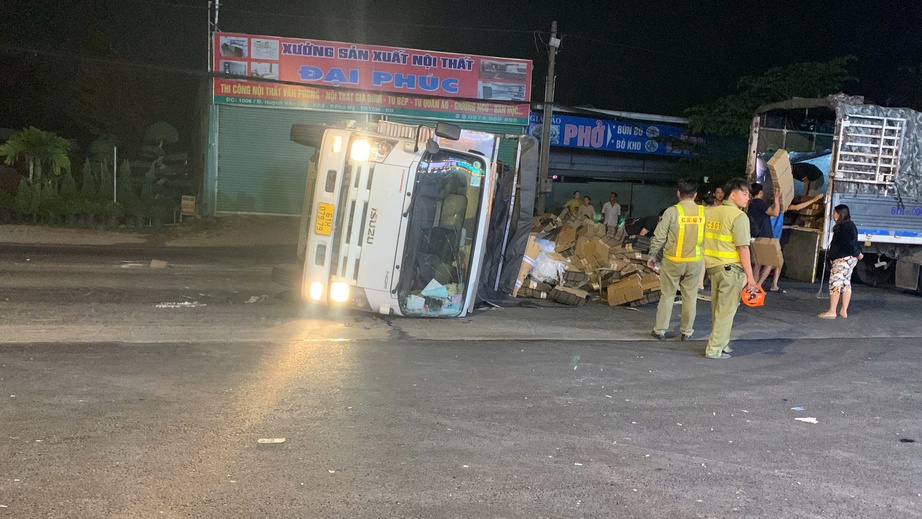 Bình Dương: Hai ô tô tông nhau, xe tải lật, taxi xoay ngang đường- Ảnh 1.