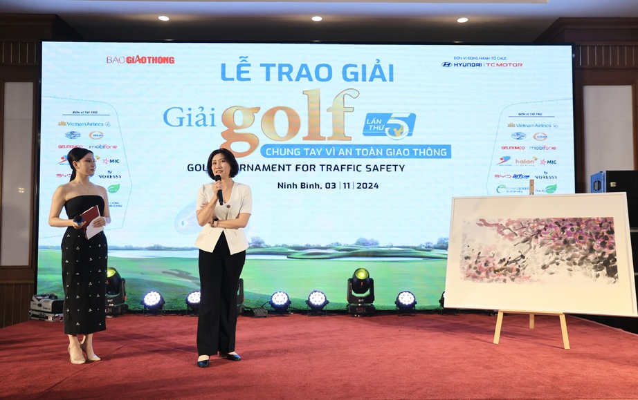 Đấu giá bức tranh của họa sĩ Hong Kong tại Giải Golf Chung tay vì ATGT 2024 - Ảnh 6.