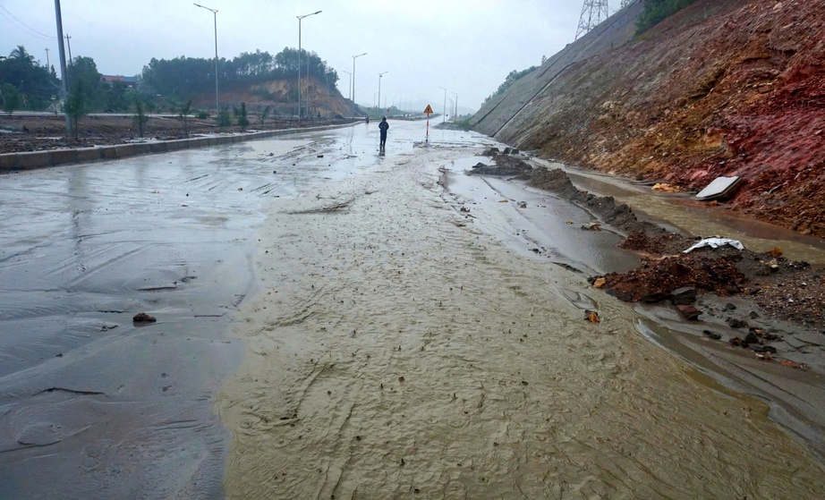 Bùn đất tràn mặt đường vành đai nghìn tỷ Đà Nẵng sau mưa lớn- Ảnh 4.