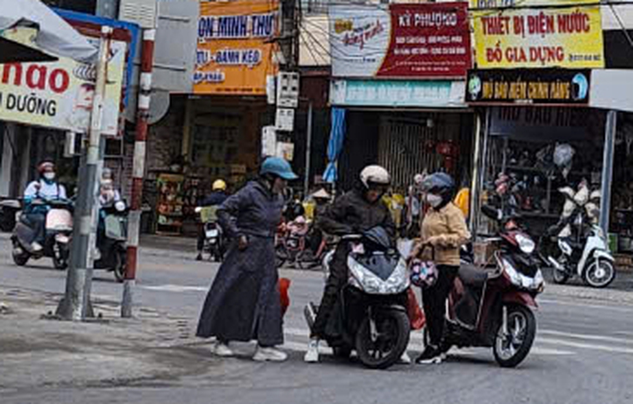 Thái Bình: Nguy cơ mất an toàn vì hàng loạt biển báo giao thông chỉ còn là cọc sắt- Ảnh 1.