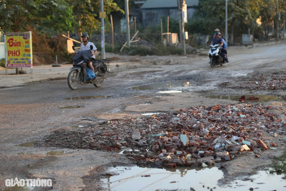 Đường đô thị TP Điện Biên Phủ xuống cấp, chính quyền "động viên" dân chia sẻ- Ảnh 3.