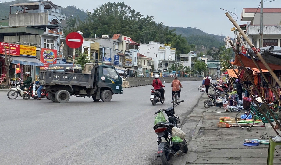 Chợ "hết đát" vẫn hoạt động, tiểu thương tràn ra quốc lộ 18- Ảnh 3.