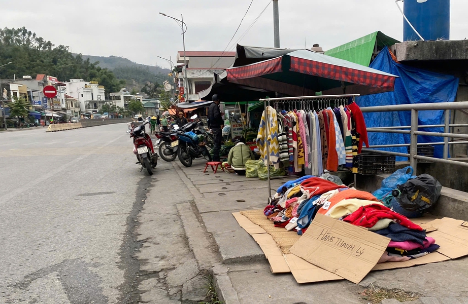 Chợ "hết đát" vẫn hoạt động, tiểu thương tràn ra quốc lộ 18- Ảnh 1.