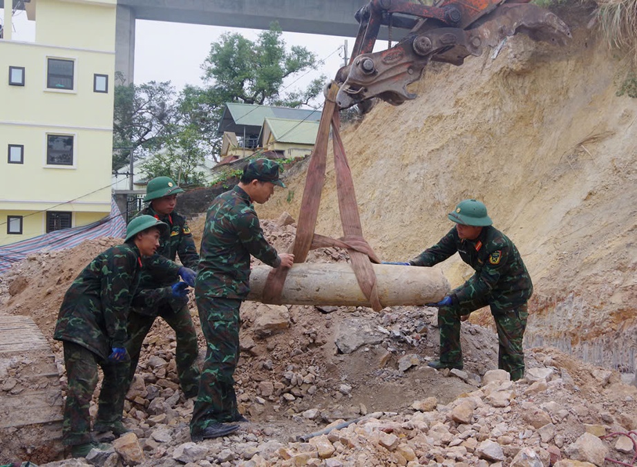 Quảng Ninh: Di dời thành công quả bom nặng gần 230kg sót lại thời chiến tranh chống Mỹ- Ảnh 1.