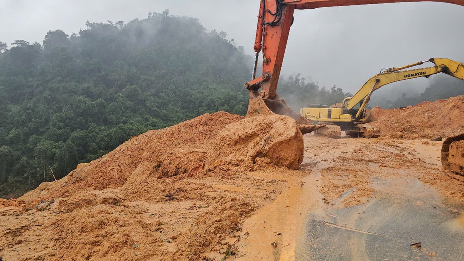 Nhiều khối đá lớn sụt trượt chắn đường cản tiến độ thông xe đèo Khánh Lê- Ảnh 3.