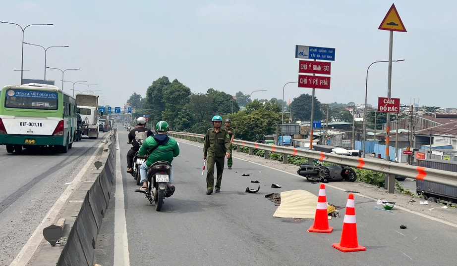 TP.HCM: Tai nạn trên cầu vượt Sóng Thần, hai người thương vong- Ảnh 1.