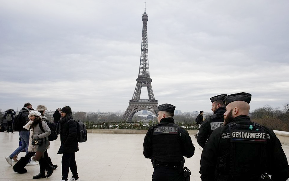 Pháp: Hoả hoạn tại tháp Eiffel, sơ tán khoảng 1.200 du khách- Ảnh 1.