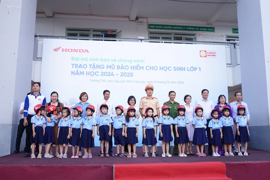 HEAD Sơn Minh trao mũ bảo hiểm, tuyên truyền ATGT cho học sinh tiểu học- Ảnh 1.