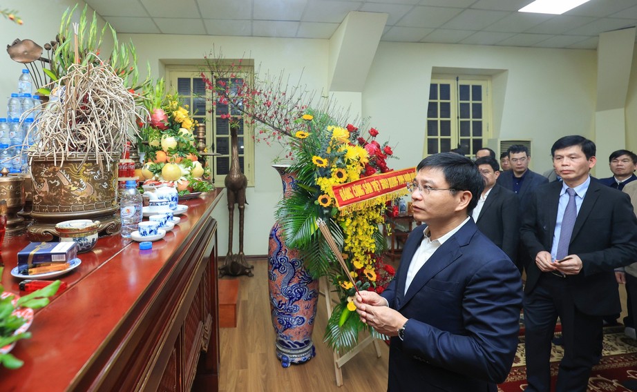 Lãnh đạo Bộ GTVT dâng hương Chủ tịch Hồ Chí Minh nhân ngày thành lập Đảng- Ảnh 1.