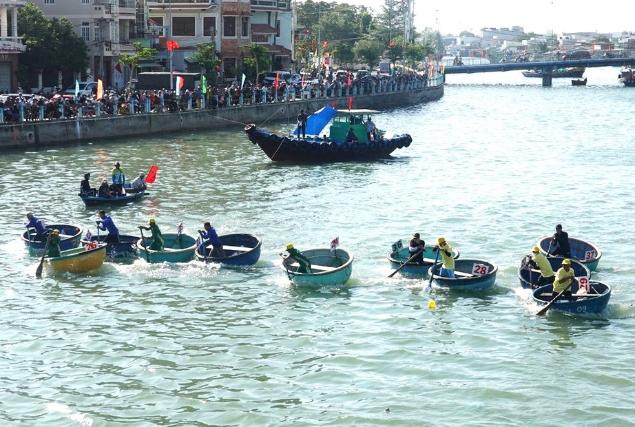 Tưng bừng lễ hội đua thuyền trên sông Cà Ty chào năm mới - Ảnh 3.