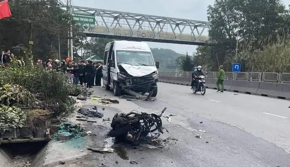 Tai nạn với ô tô khách, 2 người đi xe máy tử vong trên quốc lộ 18- Ảnh 1.
