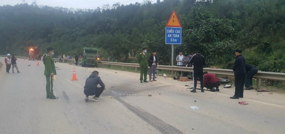 4 người tử vong sau va chạm khi đi ngược chiều trên cao tốc Nội Bài – Lào Cai- Ảnh 1.