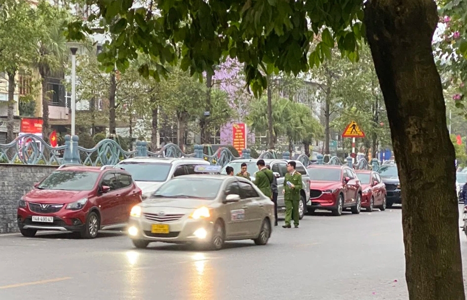 Xác minh nhanh đối tượng bẻ gương chiếu hậu hàng loạt ôtô tại Quảng Ninh- Ảnh 3.