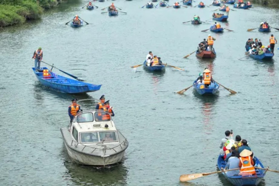 Kiểm soát hơn 4.000 chiếc đò, thuyền vào chùa Hương- Ảnh 1.