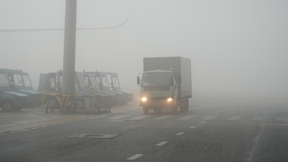Sương mù dày đặc, gần 100 chuyến bay không thể cất, hạ cánh tại Nội Bài- Ảnh 13.