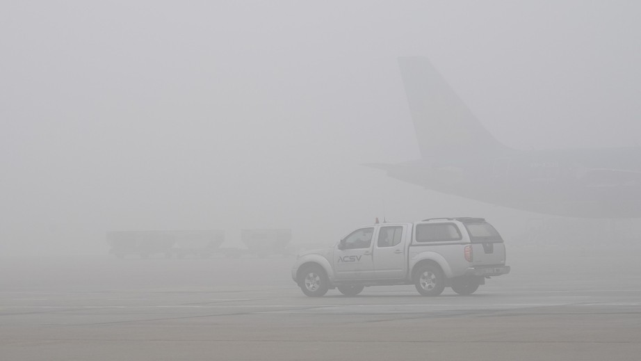 Sương mù dày đặc, gần 100 chuyến bay không thể cất, hạ cánh tại Nội Bài- Ảnh 10.