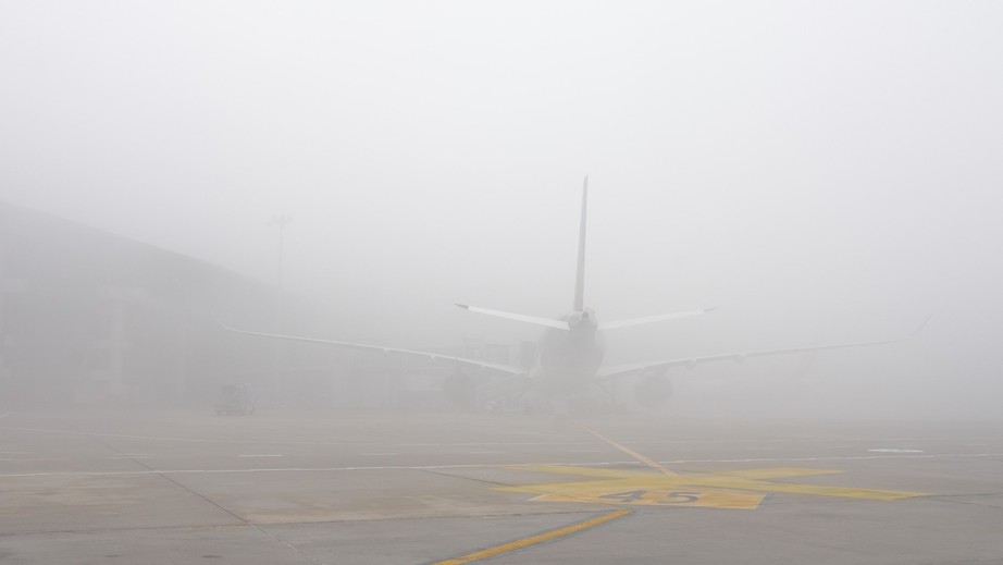 Sương mù dày đặc, gần 100 chuyến bay không thể cất, hạ cánh tại Nội Bài- Ảnh 14.