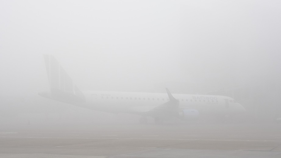 Sương mù dày đặc, gần 100 chuyến bay không thể cất, hạ cánh tại Nội Bài- Ảnh 12.