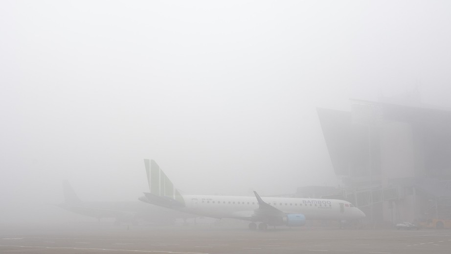 Sương mù dày đặc, gần 100 chuyến bay không thể cất, hạ cánh tại Nội Bài- Ảnh 9.