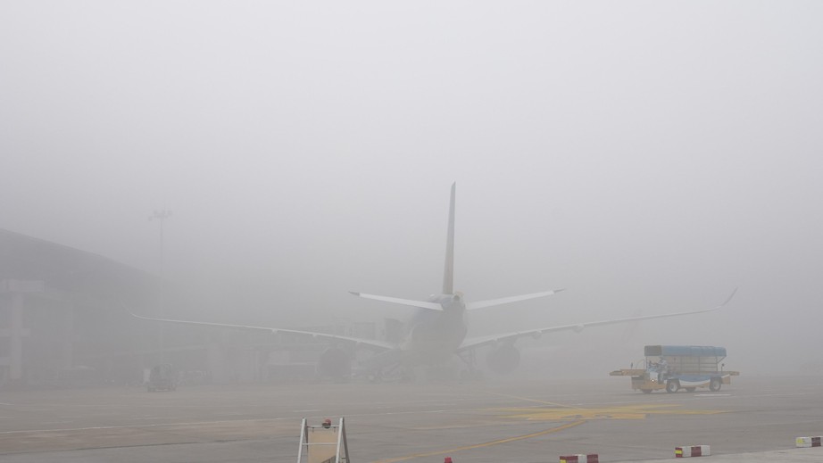 Sương mù dày đặc, gần 100 chuyến bay không thể cất, hạ cánh tại Nội Bài- Ảnh 15.