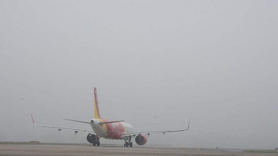Sương mù dày đặc, gần 100 chuyến bay không thể cất, hạ cánh tại Nội Bài- Ảnh 5.