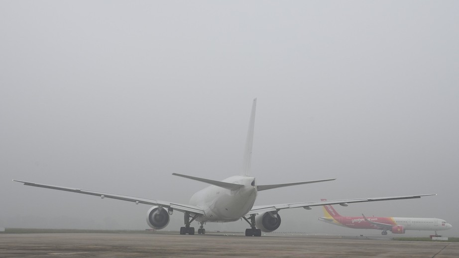 Sương mù dày đặc, gần 100 chuyến bay không thể cất, hạ cánh tại Nội Bài- Ảnh 2.