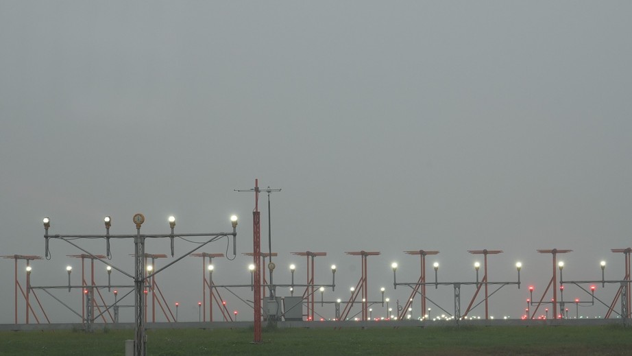 Sương mù dày đặc, gần 100 chuyến bay không thể cất, hạ cánh tại Nội Bài- Ảnh 3.