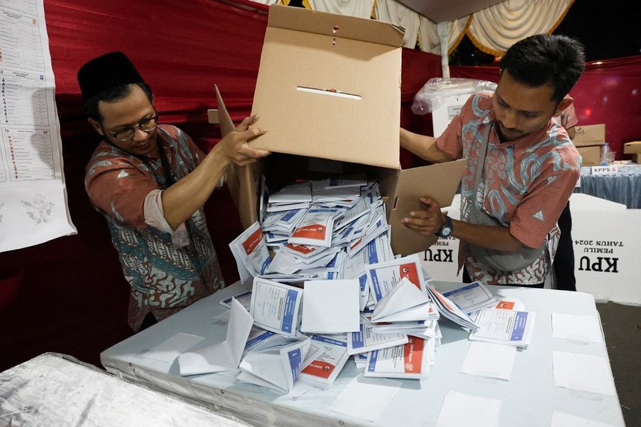 Sau cuộc bầu cử lớn nhất thế giới ở Indonesia, có tới 71 nhân viên thiệt mạng vì kiệt sức- Ảnh 1.