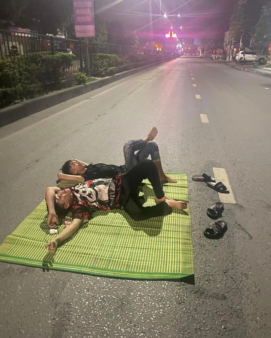 Triệu tập hai thanh niên trải chiếu nằm chơi giữa quốc lộ 18 ở Quảng Ninh lúc rạng sáng- Ảnh 2.
