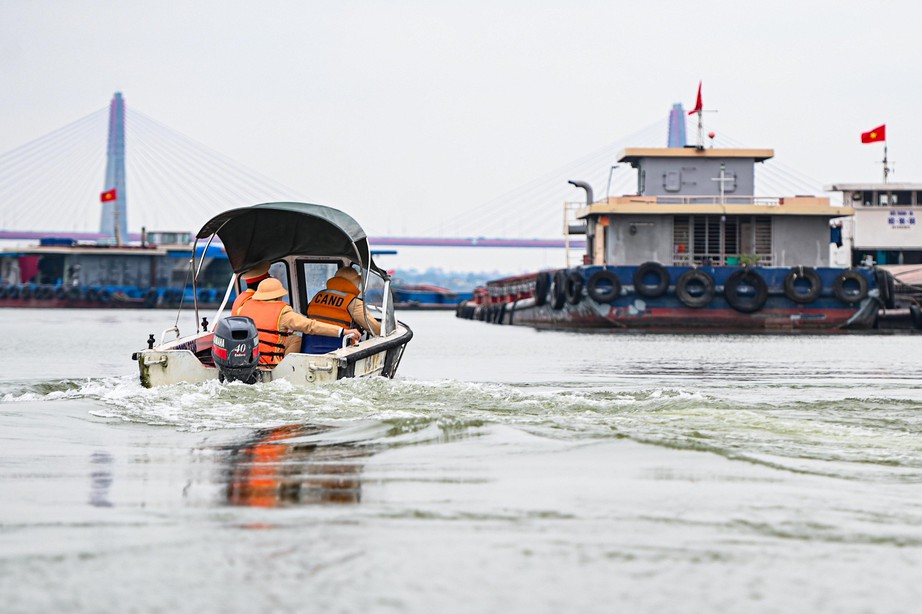 Xác minh 12 tàu thuyền có dấu hiệu vận chuyển hàng trái phép trên sông Hồng- Ảnh 1.