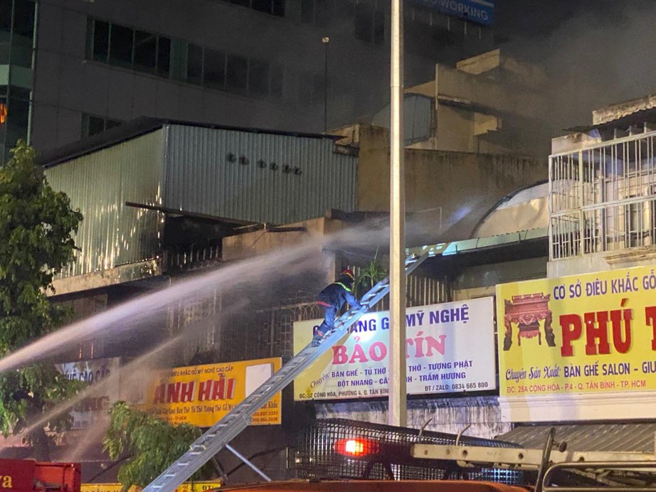 Cháy lớn trên phố đồ gỗ gần cửa ngõ sân bay Tân Sơn Nhất- Ảnh 5.