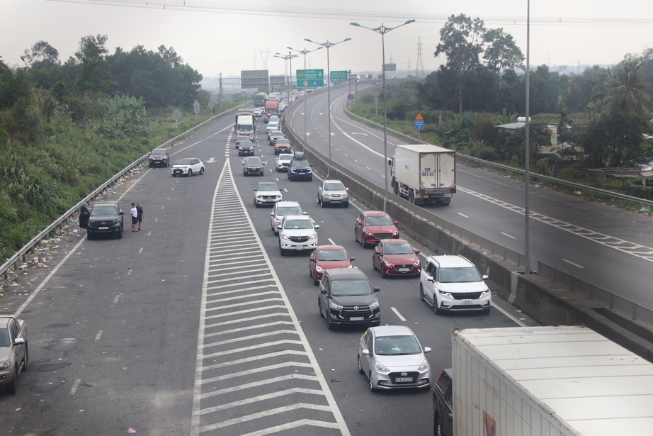 Ô tô nối đuôi nhau, lối ra cao tốc Đà Nẵng – Quảng Ngãi ùn tắc trầm trọng- Ảnh 9.