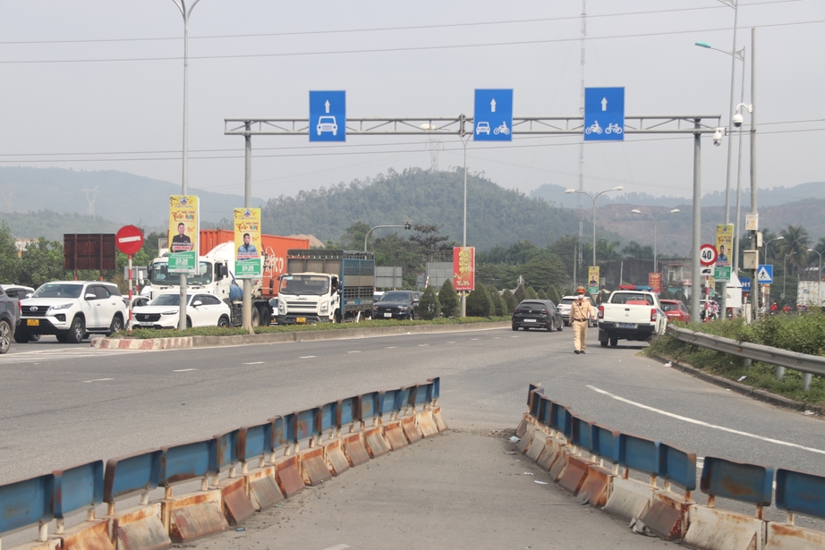 Ô tô nối đuôi nhau, lối ra cao tốc Đà Nẵng – Quảng Ngãi ùn tắc trầm trọng- Ảnh 11.
