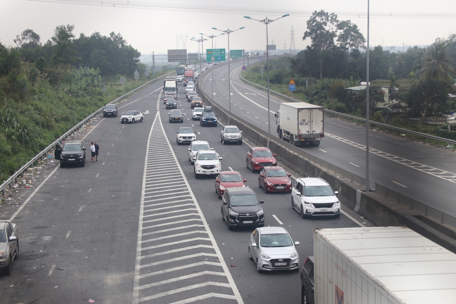 Ô tô nối đuôi nhau, lối ra cao tốc Đà Nẵng – Quảng Ngãi ùn tắc trầm trọng- Ảnh 2.