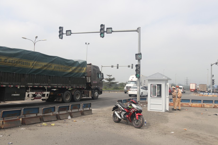 Ô tô nối đuôi nhau, lối ra cao tốc Đà Nẵng – Quảng Ngãi ùn tắc trầm trọng- Ảnh 8.